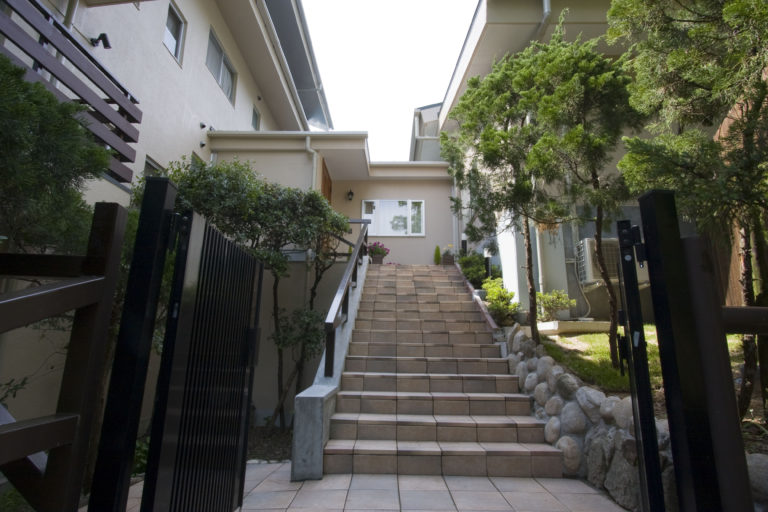 奥芦屋スタディセンター 入口の石段